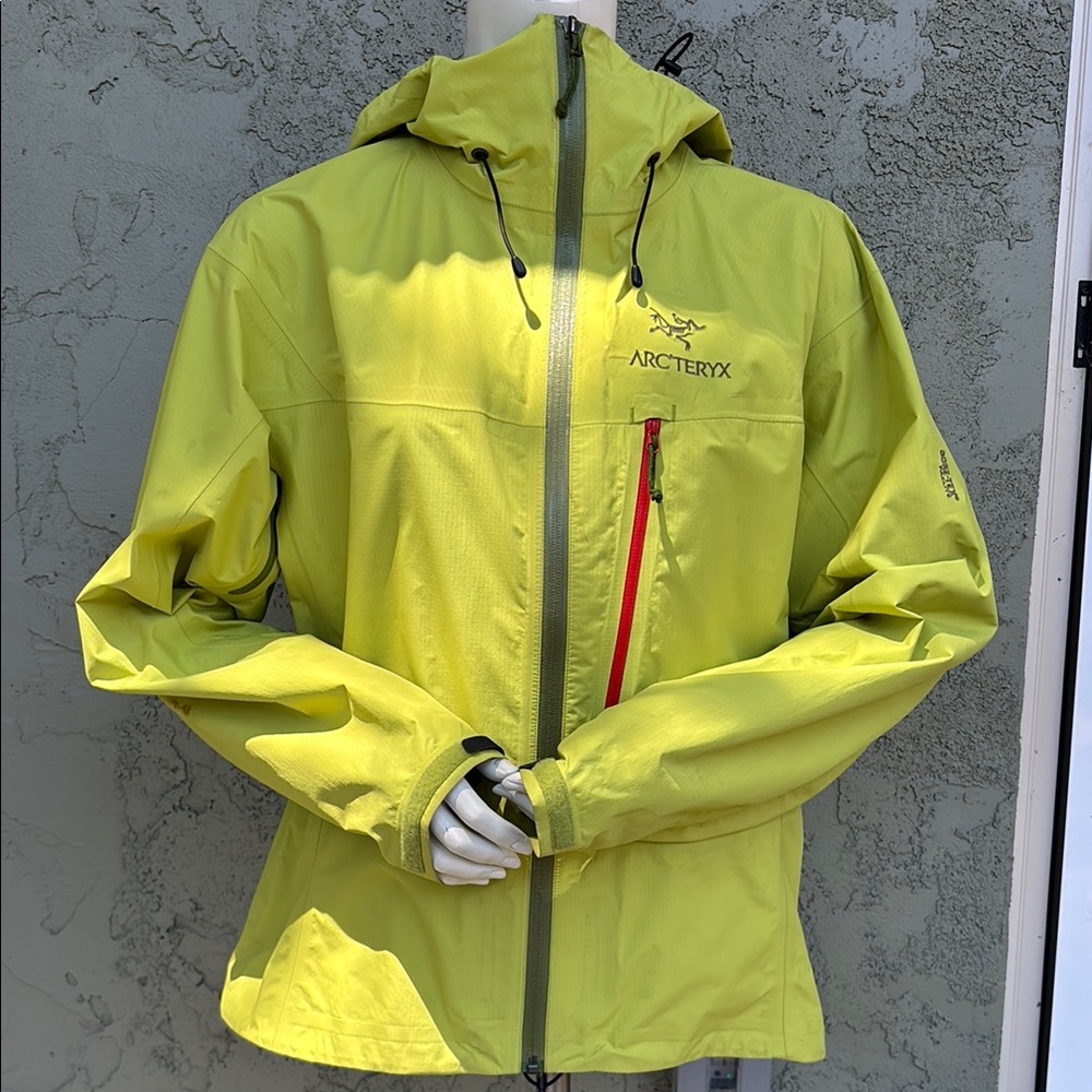 Arc'teryx Women's Jacket in Bright Yellow
